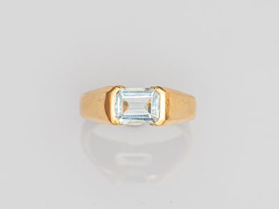 une bague en or sertie d'une émeraude au centre