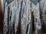 un gros plan sur deux vestes accrochées à un portant dans un magasin