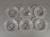 six verres à vin vides posés sur une surface blanche