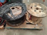 deux bobines sur une palette, à côté d'une bobine de fil métallique