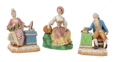 trois figurines représentant un homme et une femme assis sur un banc
