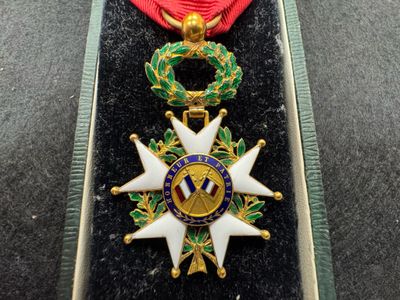 un gros plan d'une médaille dans un écrin posé sur une table