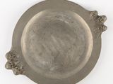 une assiette en argent ornée d'un motif floral
