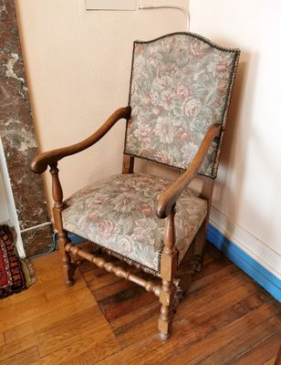 FAUTEUIL en bois naturel, style Louis XIII