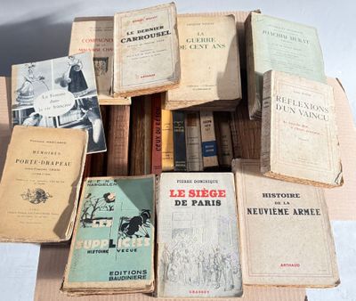 plusieurs livres sont empilés sur une table