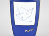 un gros plan d'une tasse sur laquelle est représenté un oiseau