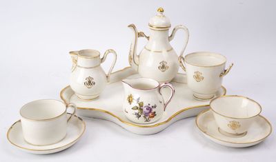 une photo d'un service à thé avec des tasses et des soucoupes