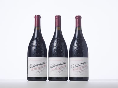 trois bouteilles de vin rouge sont alignées sur une table