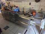 une cuisine avec beaucoup de vaisselle sale sur le plan de travail