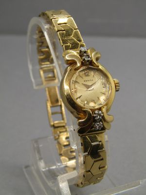 une photo en gros plan d'une montre-bracelet posée sur un socle transparent