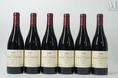 six bouteilles de vin rouge sont alignées sur une table