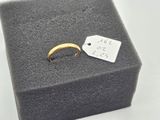 gros plan d'une bague en or portant une étiquette de prix