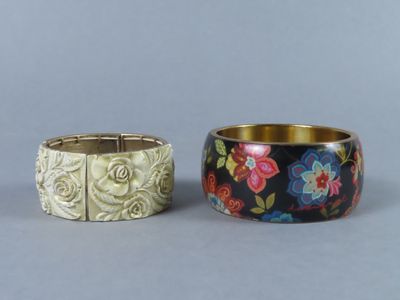 deux types différents de bracelets ornés de fleurs et de feuilles