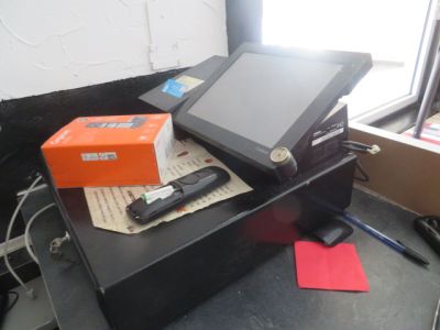 une tablette posée sur un bureau, à côté d'un téléphone portable