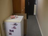 un petit réfrigérateur dans le couloir d'un immeuble de bureaux