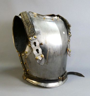 gros plan d'un casque sur fond blanc