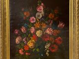 tableau représentant un bouquet de fleurs dans un cadre doré sur fond noir