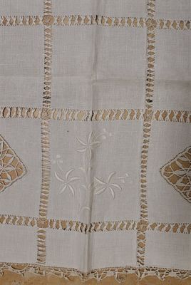 un gros plan sur une nappe ornée d'un motif