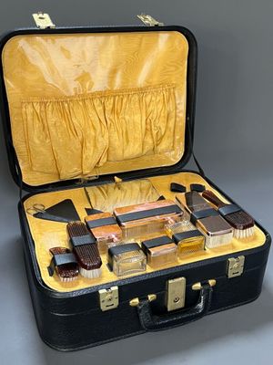 NECESSAIRE DE TOILETTE dans une valise comprenant des flacon…
