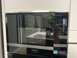 une photo d'une cuisine équipée d'un micro-ondes et d'un lave-vaisselle