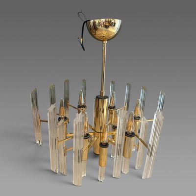 une image d'un lustre en verre et en laiton