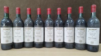 six bouteilles de vin rouge alignées sur une table en bois