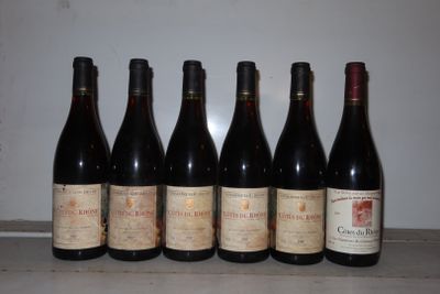 six bouteilles de vin rouge sont alignées sur un comptoir