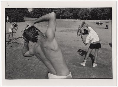 photographie en noir et blanc d'un homme tenant une batte de baseball, tandis qu'un autre homme tient une batte de baseball derrière lui
