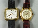 deux montres assises l'une à côté de l'autre sur une table