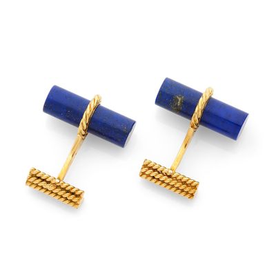 PAIRE DE BOUTONS DE MANCHETTE retenant un cylindre de lapis …