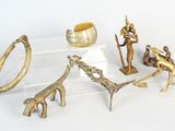 un grand nombre d'objets posés sur une table