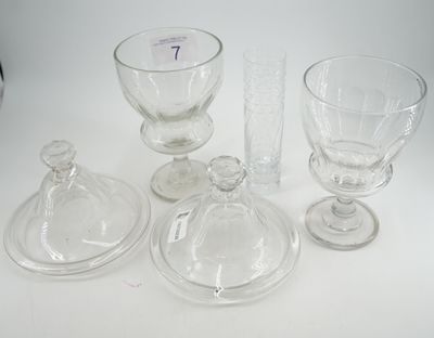 quatre verres différents posés sur une table blanche