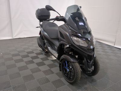 une photo d'une moto garée sur un sol à damier