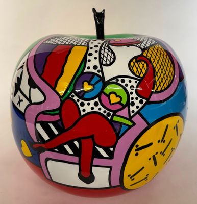 une pomme colorée, ornée d'une peinture, posée sur une surface blanche