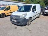 une camionnette blanche garée dans un parking avec d'autres voitures