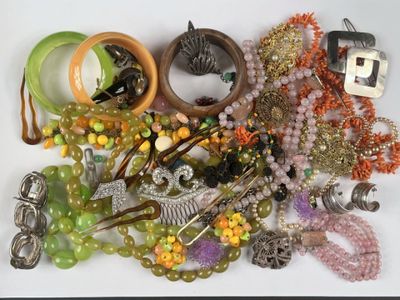 plusieurs types de bijoux différents sur une surface blanche