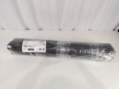 un rouleau de tissu emballé dans du plastique posé sur une surface blanche