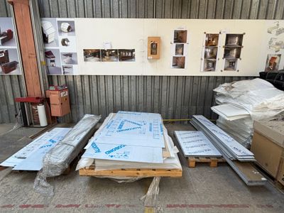 un grand nombre de cartons posés sur le sol