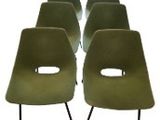 six chaises vertes aux pieds noirs, avec un trou au milieu