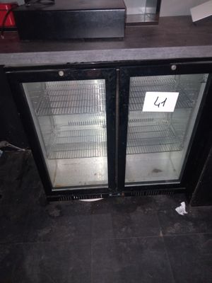 deux portes vitrées ouvertes donnant sur un comptoir