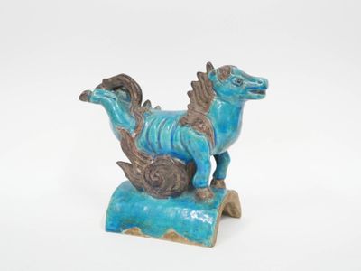 Tuile faitière en céramique émaillée bleu représentant un ch…