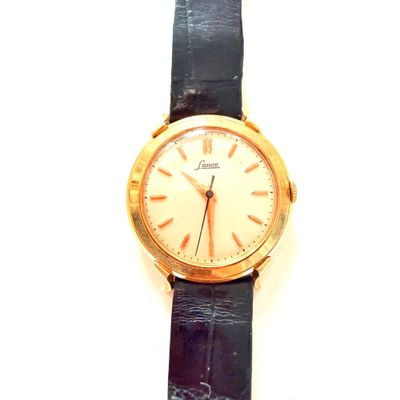gros plan d'une montre-bracelet sur une surface blanche