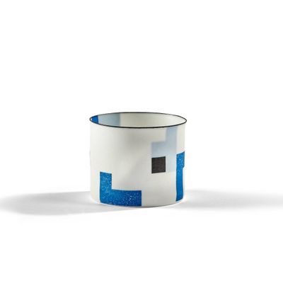 une tasse blanche ornée d'un motif bleu et blanc