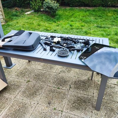 une table sur laquelle sont posés un certain nombre d'outils