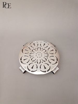 deux broches en argent accrochées l'une à côté de l'autre au mur