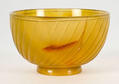 un bol en verre jaune contenant un petit poisson