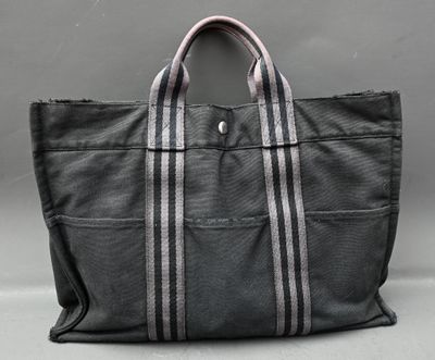 un sac fourre-tout rayé noir et blanc posé sur une table