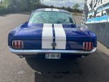une voiture bleue et blanche garée sur un parking
