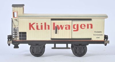 un wagon de petit train avec une pancarte sur le côté
