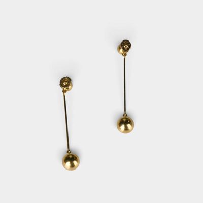 une paire de boucles d'oreilles en or sur fond blanc